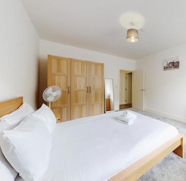 Spacious Two Bedroom Apartment With Valley Views Abertillery Esterno foto
