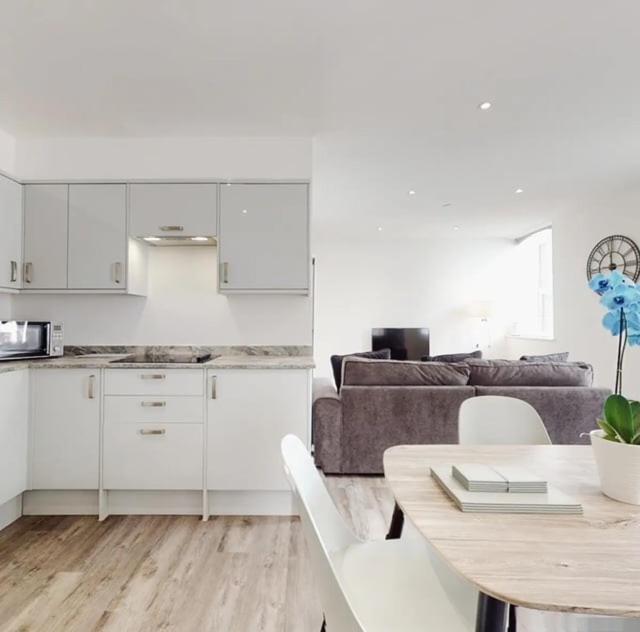 Spacious Two Bedroom Apartment With Valley Views Abertillery Esterno foto